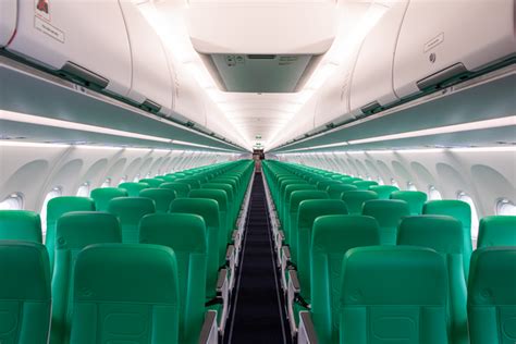Interieur van een Airbus A321neo met stoelen en gangpad