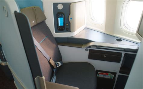 Interieur van de KLM Business Class cabine met stoelen