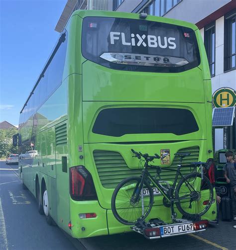 Illustratie van een comfortabele FlixBus met passagiers die gebruikmaken van Wi-Fi en stopcontacten.