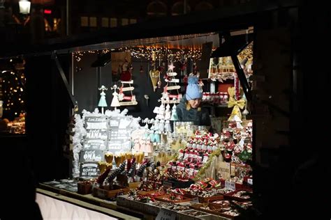 Een sfeervolle kerstkraam met warme verlichting op de kerstmarkt van Brugge