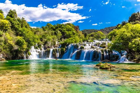 Panoramisch uitzicht op Nationaal Park Krka met watervallen