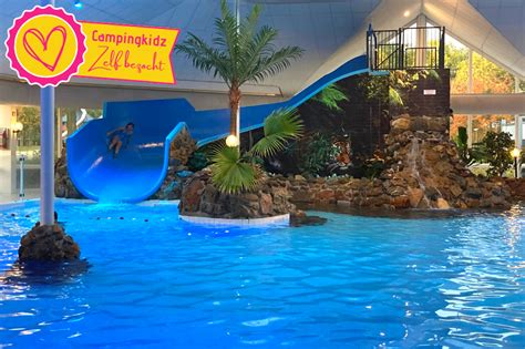 Gezin genietend van een zwembad op een Kroatische camping