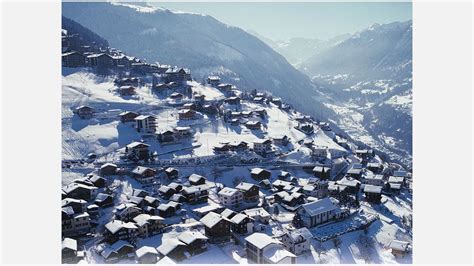 Panoramisch uitzicht vanaf een berghelling in Veysonnaz met traditionele chalets