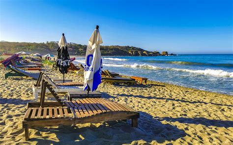 Prachtig Grieks strand met ligstoelen en parasols