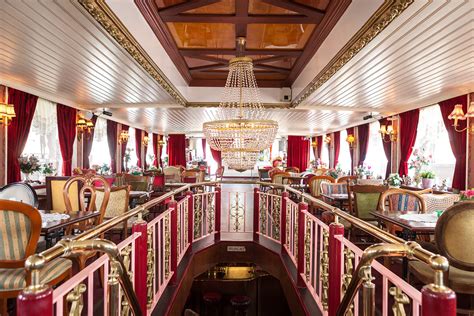 Interieurfoto van de salon van MS de Jordaan, met gezellige zitjes en een podium voor livemuziek.