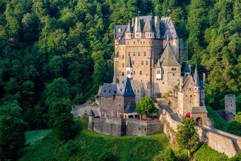 Aanzicht van Burg Eltz, omringd door bos