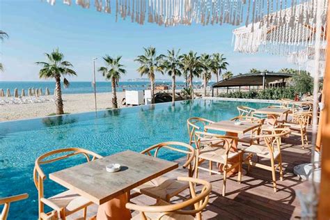 Luxe hotel aan het strand op Bonaire met wuivende palmbomen en helderblauwe zee