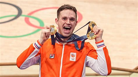 Thomas Krol in schaatskleding met een gouden medaille om zijn nek.