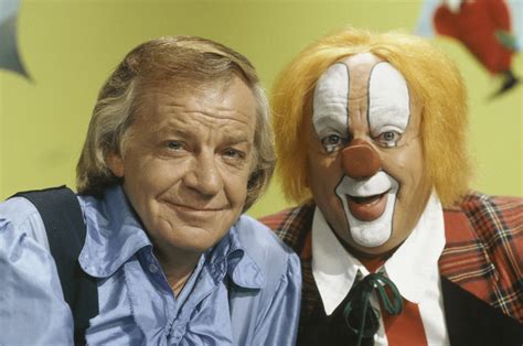 illustratie van Bassie en Adriaan omringd door kinderen