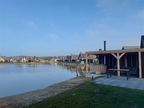 Luchtfoto van Landal Drentse Lagune met waterwoningen en strandjes