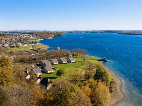 panoramisch uitzicht op het meer van Landal Village l'Eau d'Heure met bungalows aan de oever