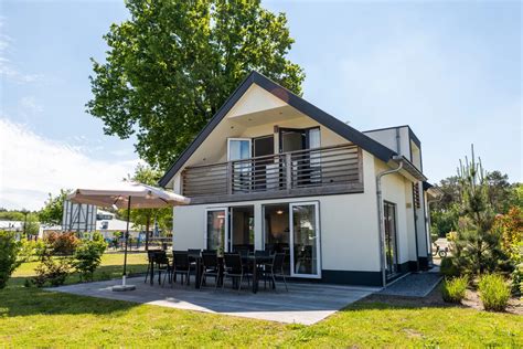 Infographic met de faciliteiten van Vakantiehuis Zee, zoals slaapkamers, badkamers en keukenapparatuur