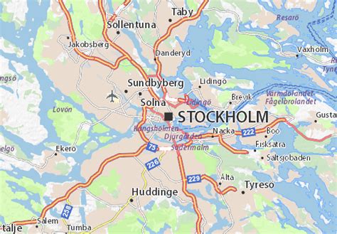 Kaart van Stockholm met de locatie van de vier luchthavens en de afstand tot het stadscentrum.