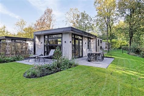 Illustratie van de diverse faciliteiten op Resort de Brabantse Kempen, zoals zwembaden, speeltuin en sportvelden.