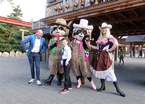 Mees Nijhof als junior directeur van Attractiepark Slagharen, samen met mascotte Randy