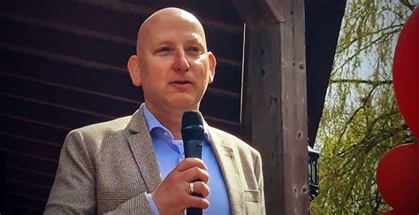 Dave Storm die interactie heeft met bezoekers in Attractiepark Slagharen