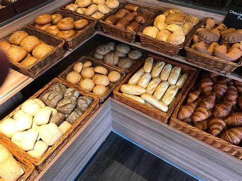 Foto van verse croissants en broodjes uit de bakkerij.