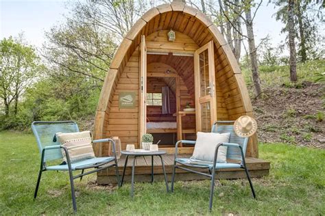 Illustratie van een glamping accommodatie of bubbel tent in een natuurlijke omgeving