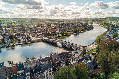 Panorama van de stad Namen met de Maas en de Citadel