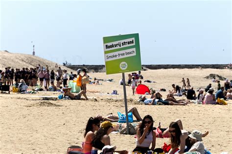 een bordje met een rookverbod op een strand in Spanje