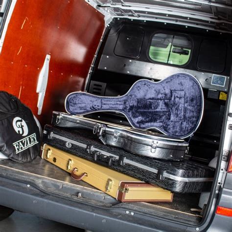 Illustratie van diverse gitaarkoffers met verschillende accessoires