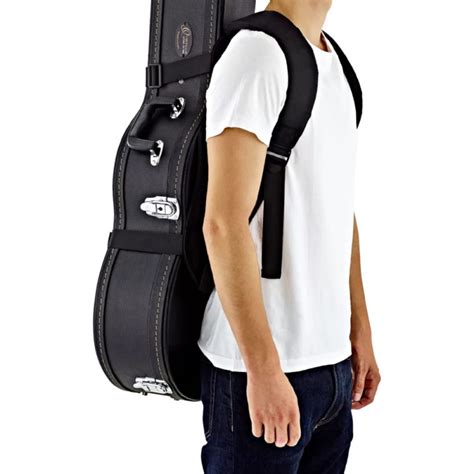 Illustratie van de Ortega OBPS Deluxe Back Pack Strap in gebruik op een gitaarkoffer
