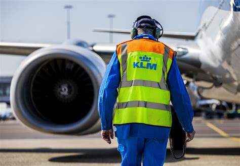 Een team van KLM grondpersoneel werkt samen op het platform.