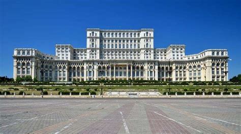 Collage van populaire bezienswaardigheden in Boekarest, zoals het Paleis van het Parlement en de Oude Stad.
