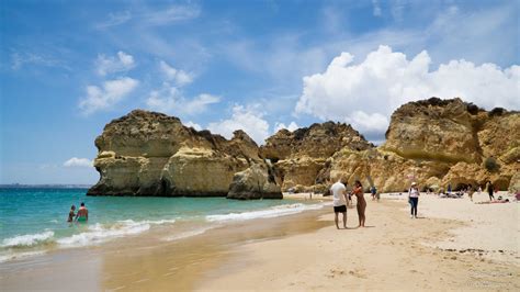 een verzameling van iconische Portugese landschappen: stranden van de Algarve, de Douro-vallei met wijngaarden en de levendige stad Lissabon