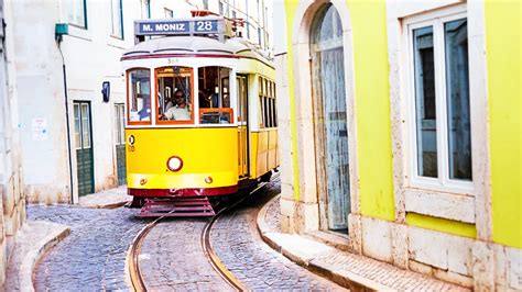 een sfeervolle straat in Lissabon met de beroemde gele tram