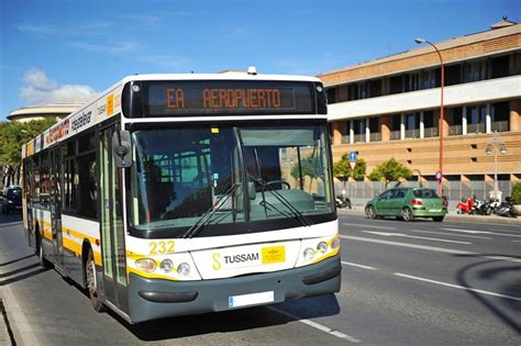 Een Tussam bus (EA Especial Aeropuerto) bij de halte op de luchthaven van Sevilla