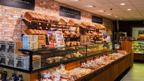 Interieur van een ambachtelijke bakkerij met vers brood en gebak
