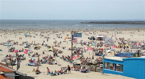 foto van het strand van IJmuiden met strandpaviljoens
