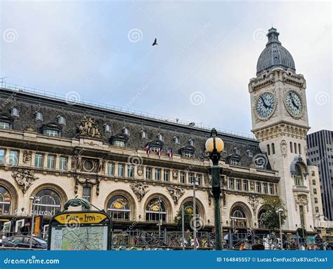 Interieur van Gare de Lyon met de iconische klok en drukke reizigers.