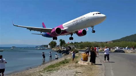 Foto van een vliegtuig dat extreem laag over een strand vliegt bij Princess Juliana International Airport.