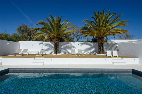 luxe vakantievilla met privézwembad en ligbedden, omgeven door groen