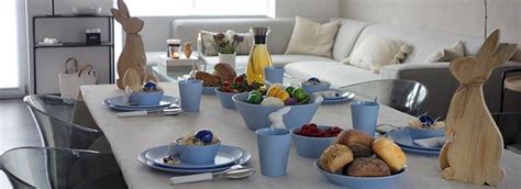 Sfeervol gedekte ontbijttafel in een suite