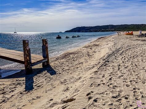Panoramisch uitzicht over het zandstrand van Pampelonne met ligstoelen en parasols, en de Middellandse Zee op de achtergrond.
