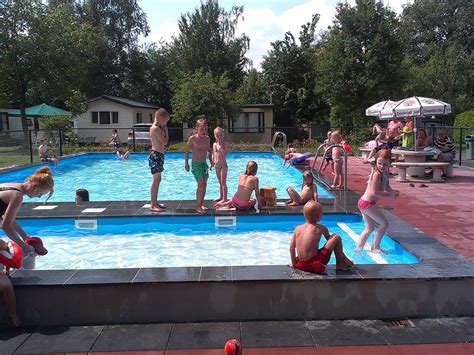 Overzicht van de campingfaciliteiten, inclusief restaurant, zwembad, fitnessruimte en speeltuin.