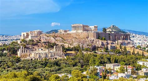 Panoramisch uitzicht op de Akropolis in Athene met de stad op de achtergrond.