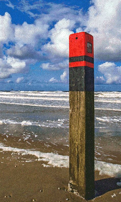 Breed zandstrand op Texel met strandpaal