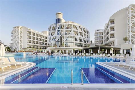 Overzicht van het Side Crown Sunshine resort met zwembaden en accommodatie