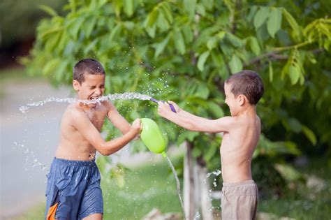 Kinderen genieten van de waterspellen in het aquapark
