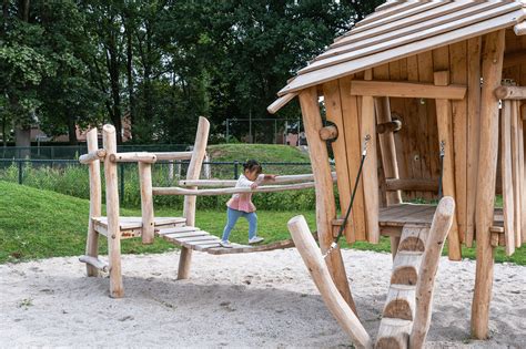 Kinderen die spelen in een van de speeltuinen op Roompot Hunzepark