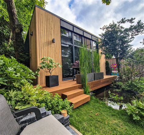 Illustratie van een sfeervol tiny house met tuin