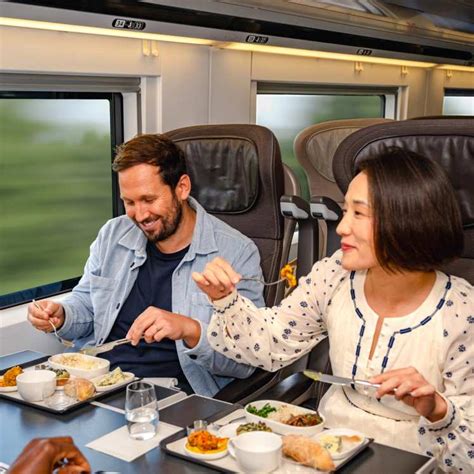 Interieur van een Eurostar-trein met gezinstafels.