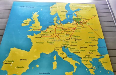 Kaart van Europa met routes van verschillende treinmaatschappijen.