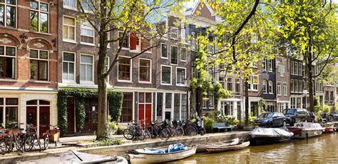 een sfeervol straatje in de Jordaan met typische Amsterdamse gevels