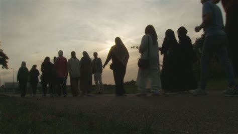 een groep mensen die stille tocht houden