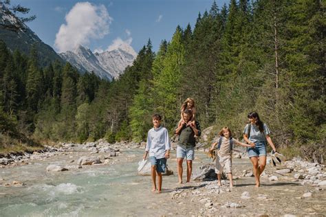 Gelukkige kinderen die genieten van een vakantie in de natuur